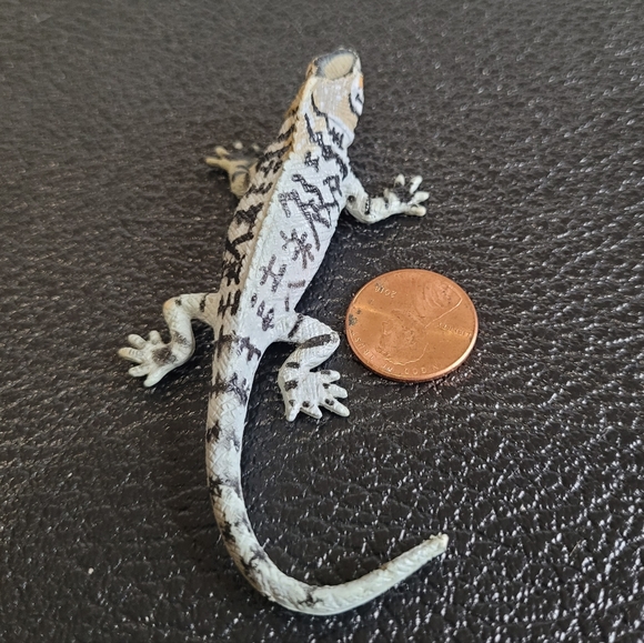 Vintage RARE helmeted iguana 1998 Realistic Life Like Reptile Toy 3" Long. - Picture 4 of 4